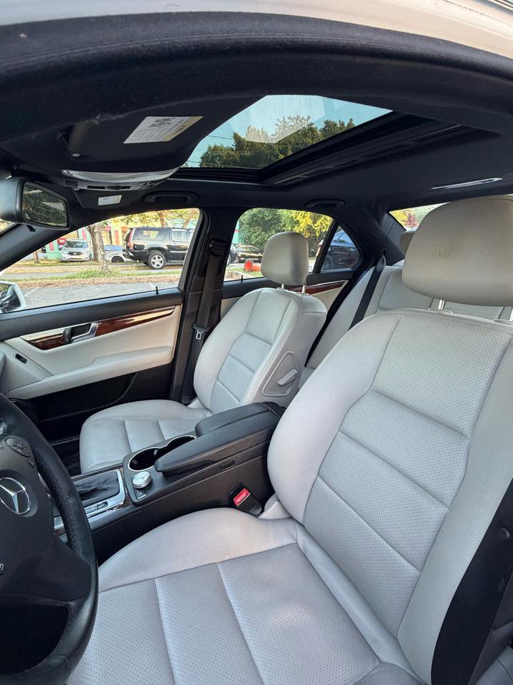 Used 2011 Mercedes-Benz C 300 Luxury image 12