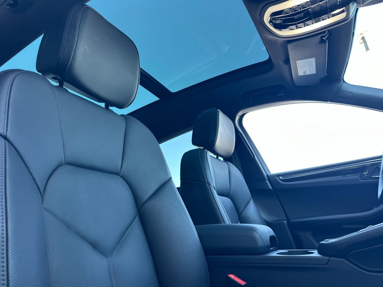 Certified 2026 Porsche Macan AWD/4WD image 16