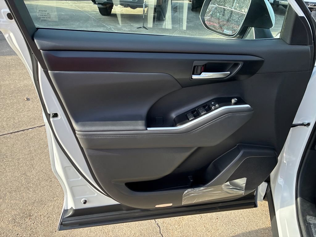 New 2026 Toyota Highlander XLE image 12