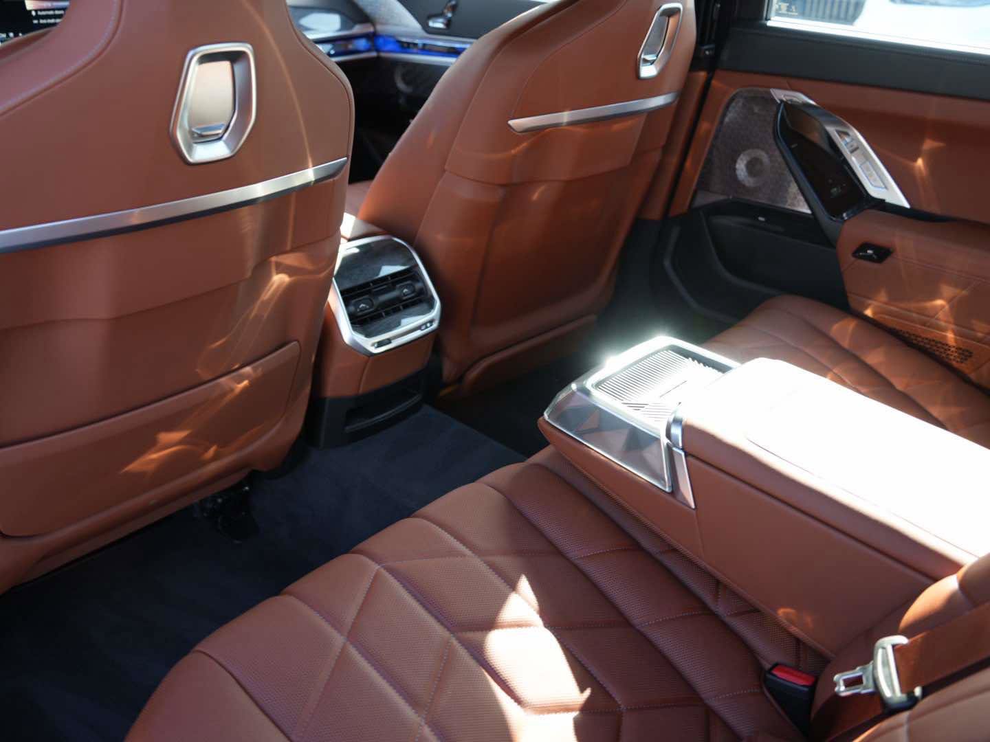 Used 2025 BMW i7 xDrive60 image 11