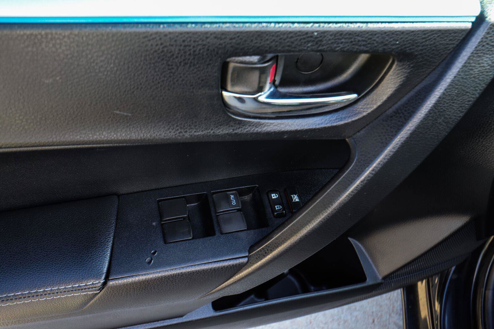 Used 2015 Toyota Corolla S Premium FWD image 35