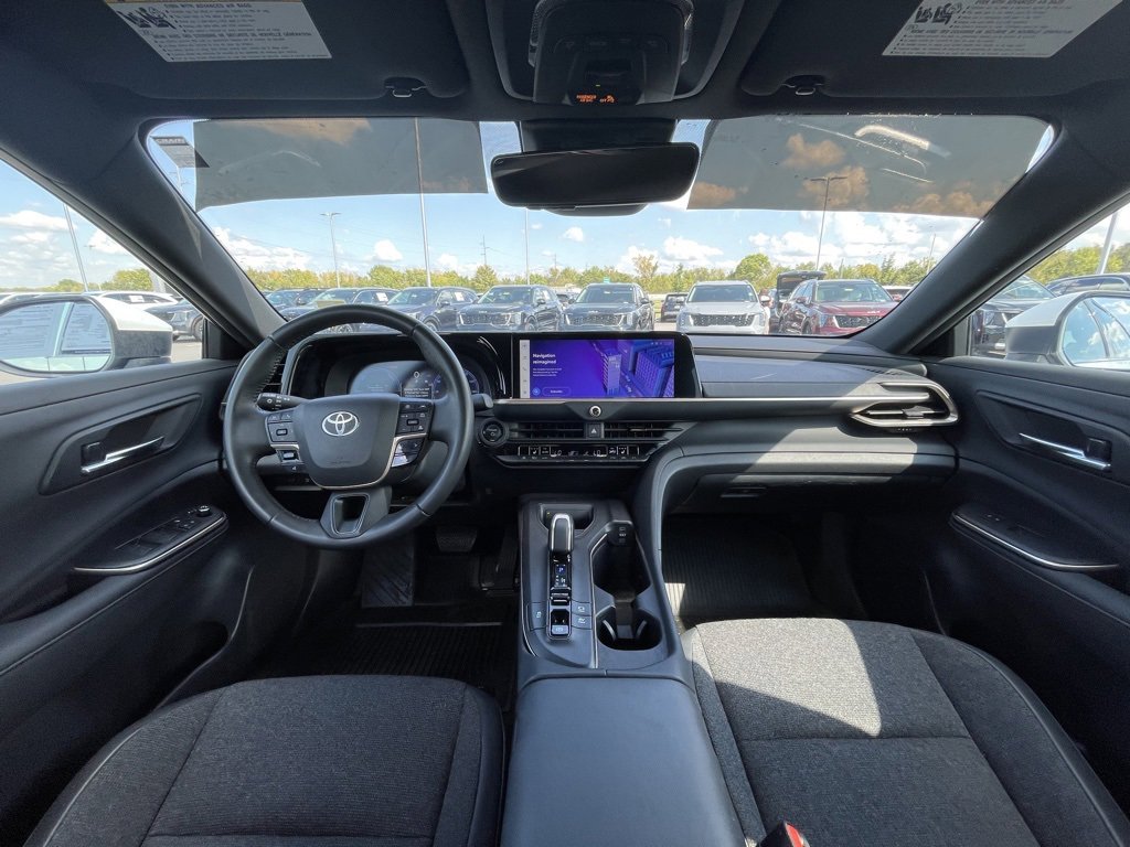 Used 2023 Toyota Crown XLE image 3