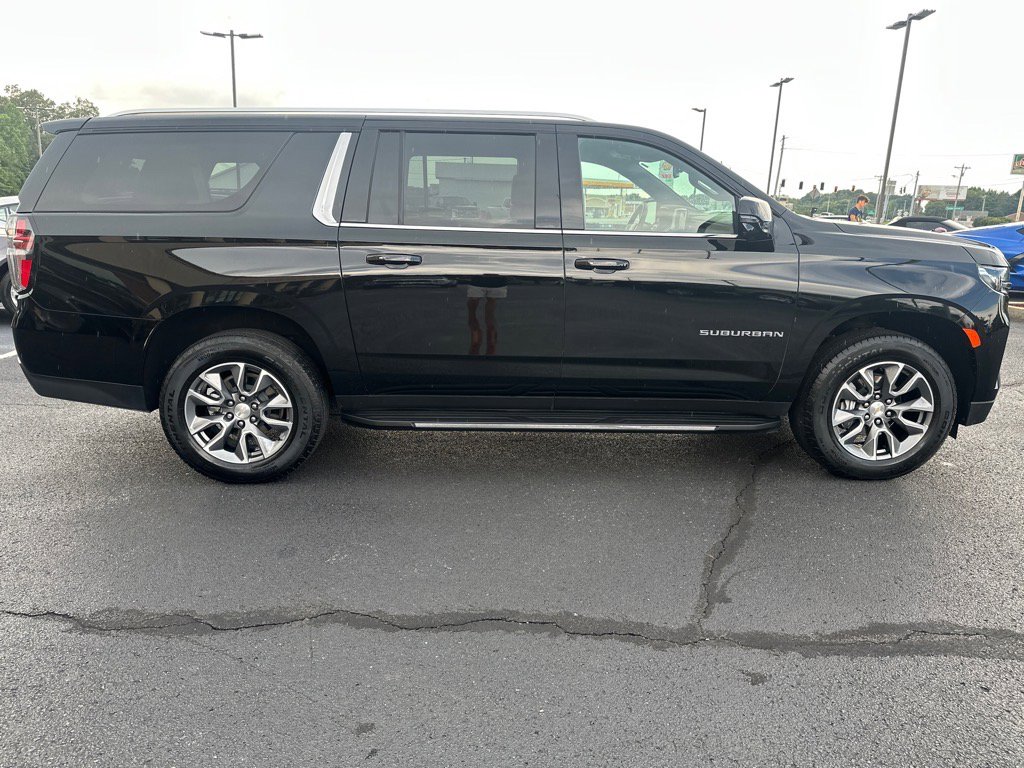Used 2024 Chevrolet Suburban LT w/ Luxury Package image 8