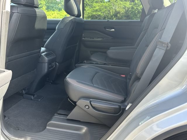 Certified 2025 Nissan Pathfinder Platinum FWD image 23