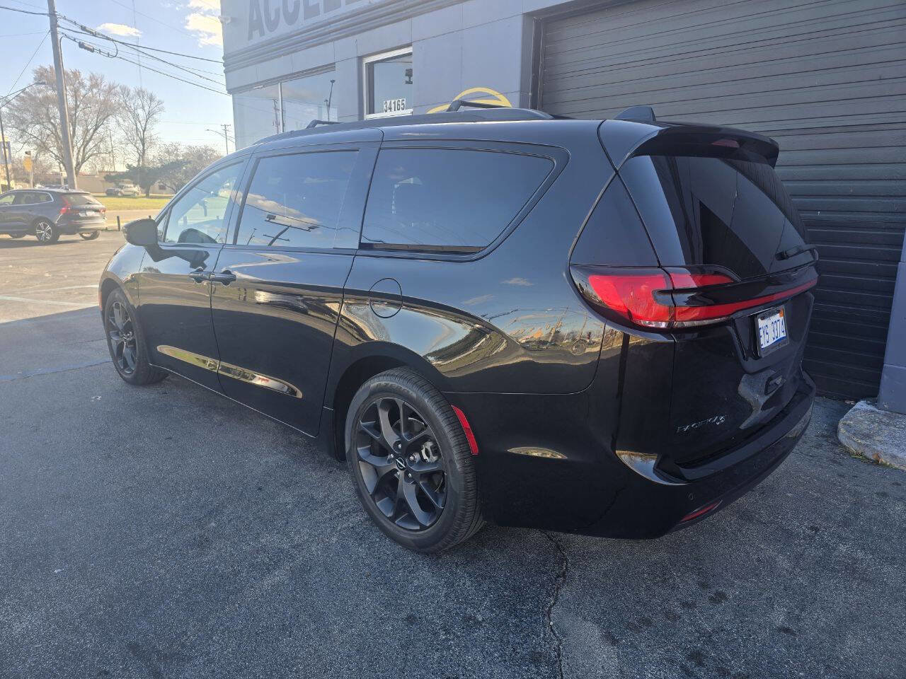 Used 2023 Chrysler Pacifica Limited w/ S Appearance Package image 5