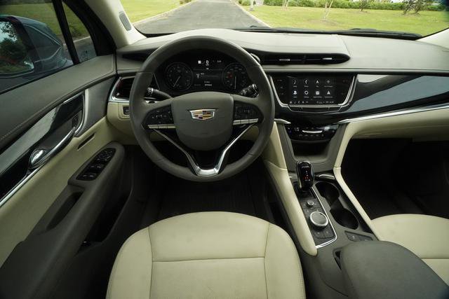 Used 2024 Cadillac XT6 Premium Luxury w/ Technology Package FWD image 13