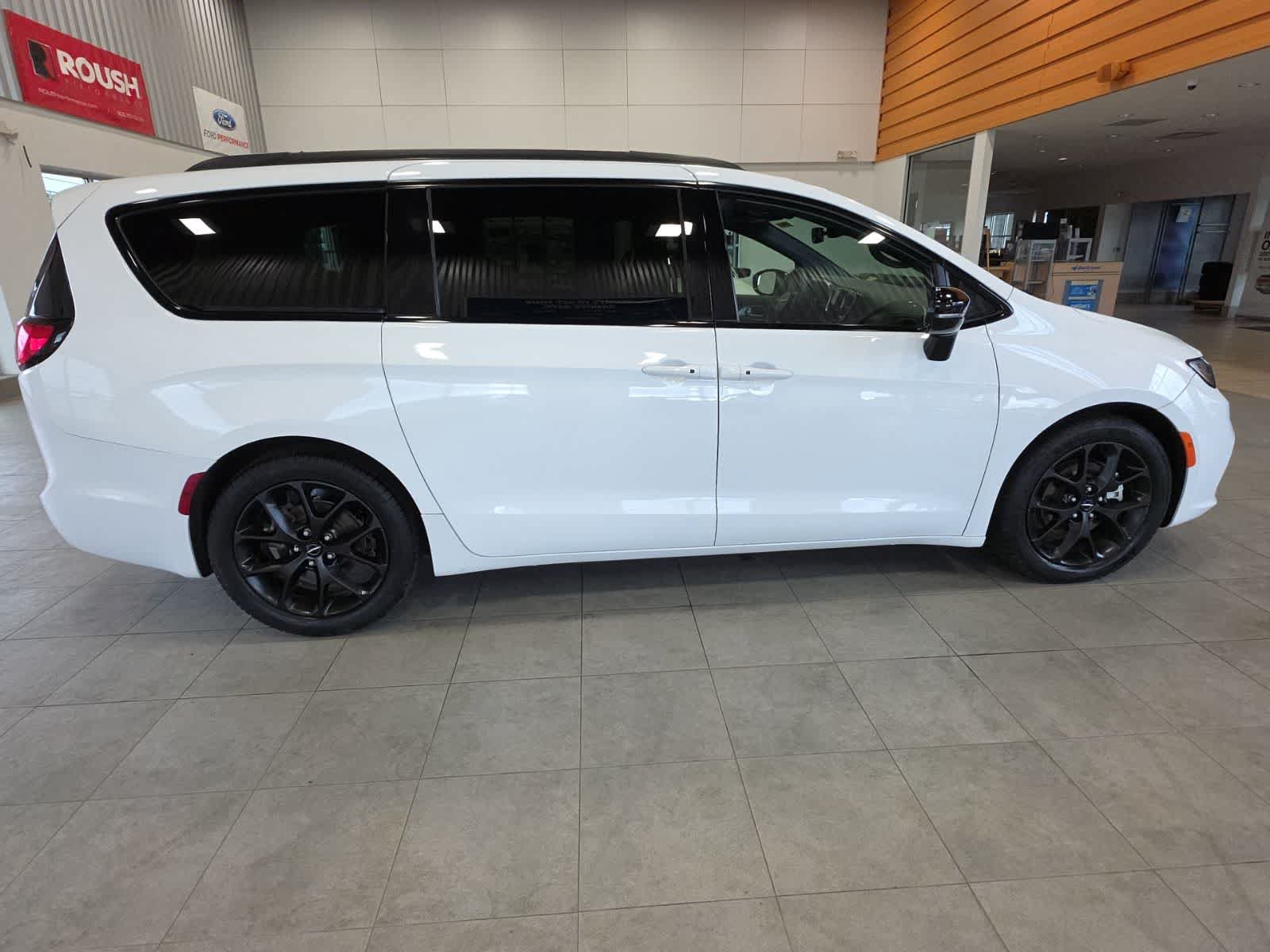 Used 2025 Chrysler Pacifica Limited FWD image 6