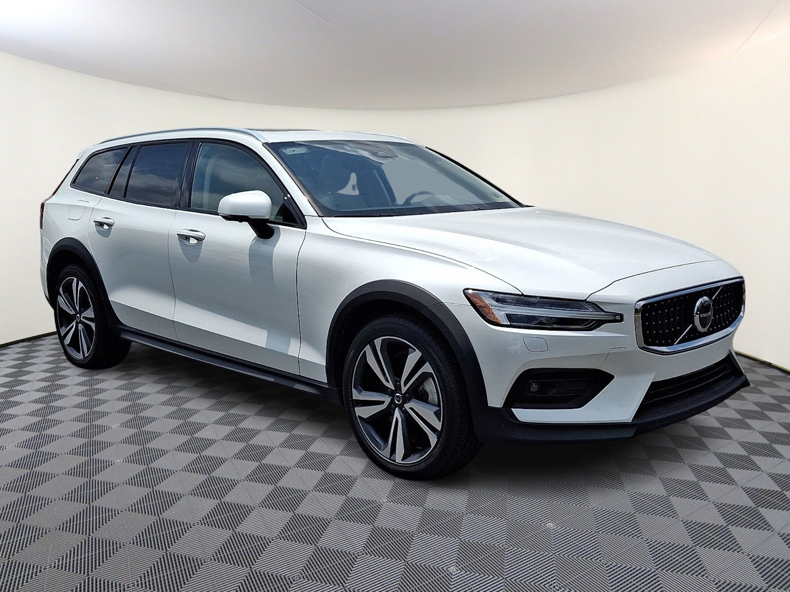 Used 2025 Volvo V60 B5 Cross Country Plus AWD/4WD image 1