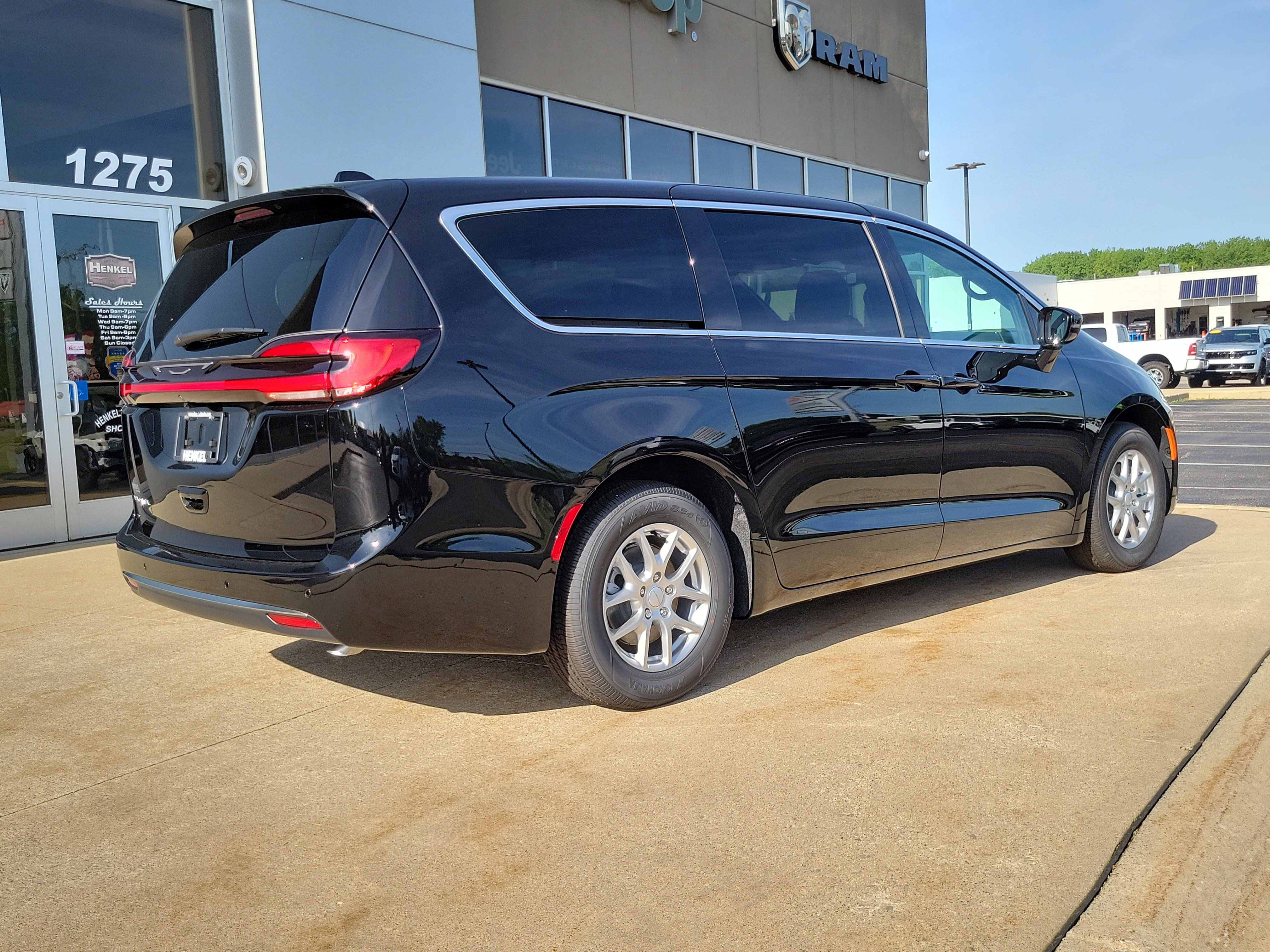 New 2027 Chrysler Pacifica Select FWD image 4