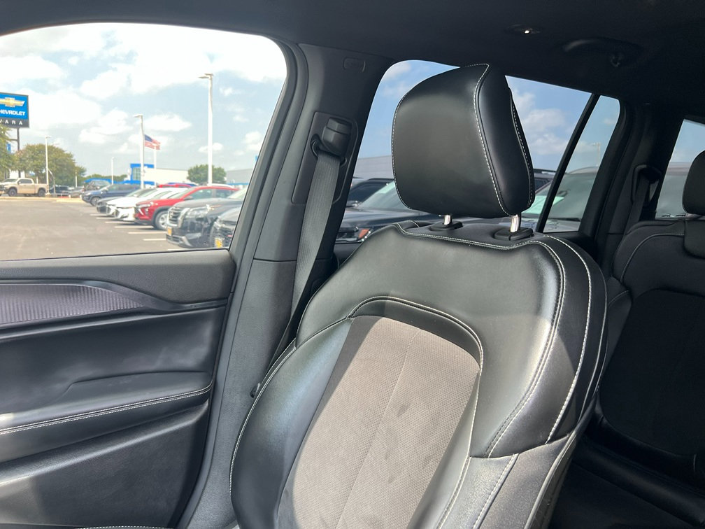 Used 2024 Jeep Grand Cherokee L Altitude RWD image 9