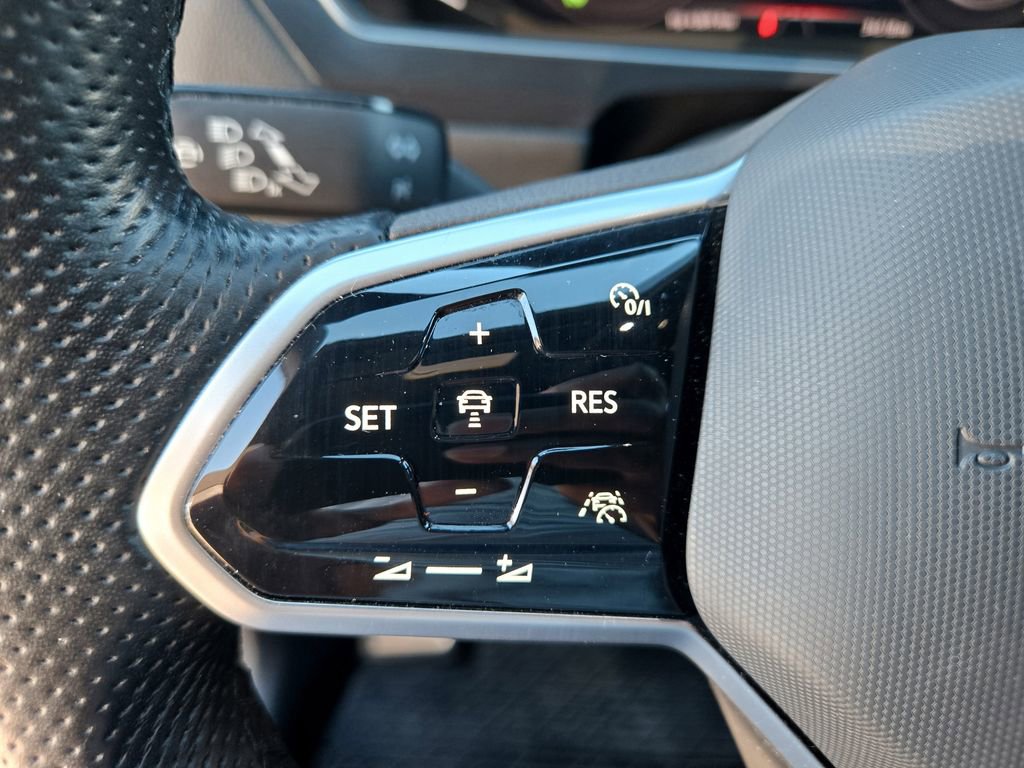 Used 2022 Volkswagen Tiguan SEL R-Line AWD/4WD image 15