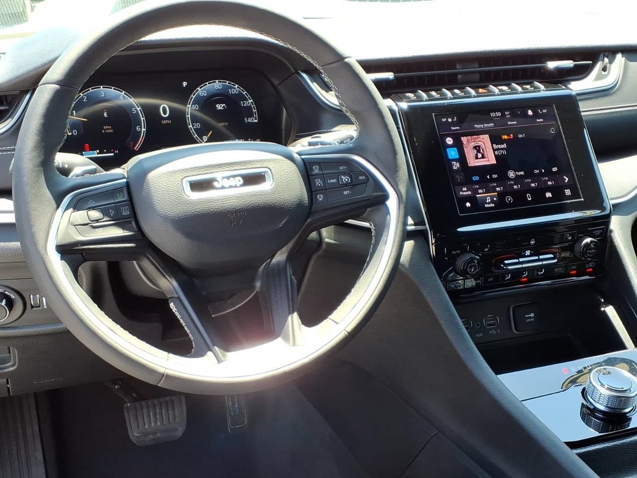 Used 2025 Jeep Grand Cherokee Altitude AWD/4WD image 2