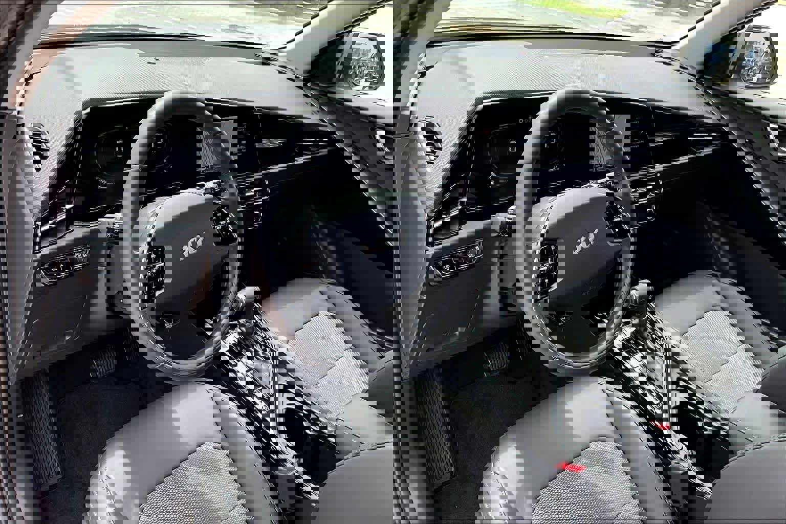 Used 2025 Kia Niro EX image 17