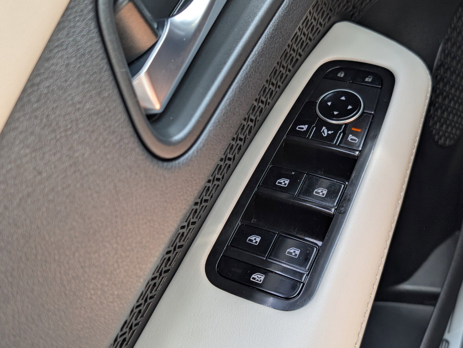 Certified 2024 Nissan Ariya AWD image 36