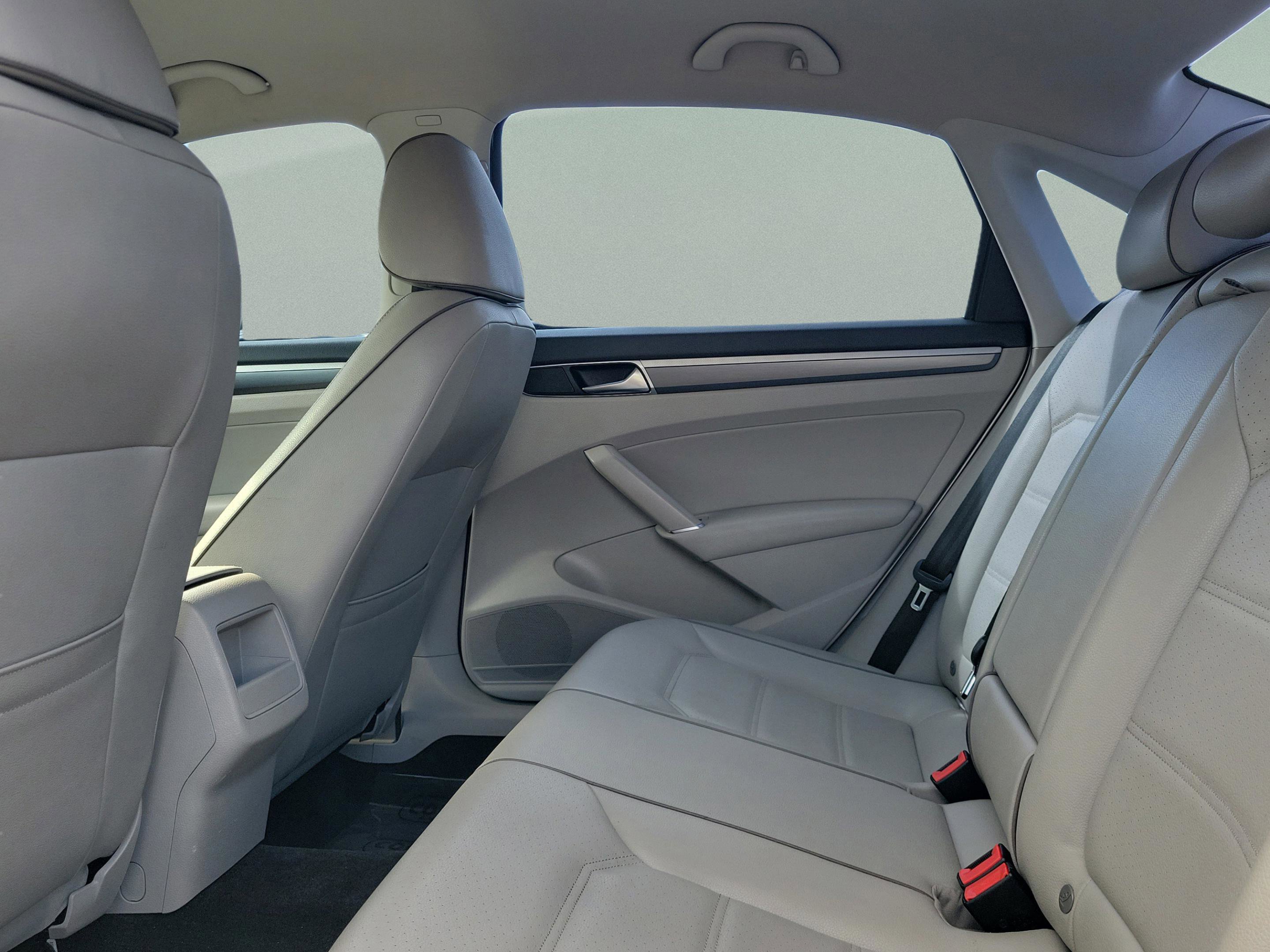 Used 2018 Volkswagen Passat 2.0T R-Line w/ R-Line Lighting Package image 10