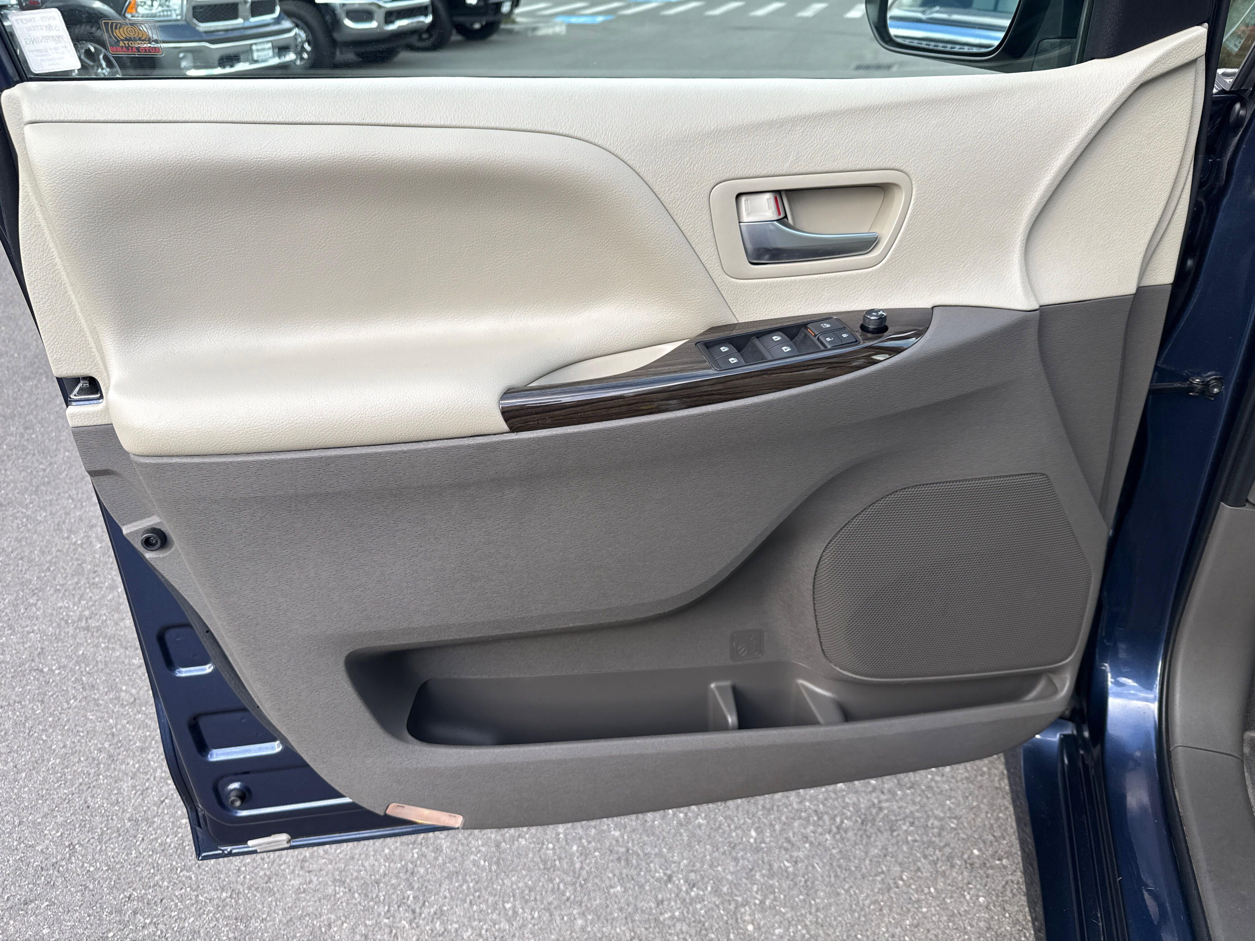 Used 2020 Toyota Sienna XLE AWD/4WD image 22