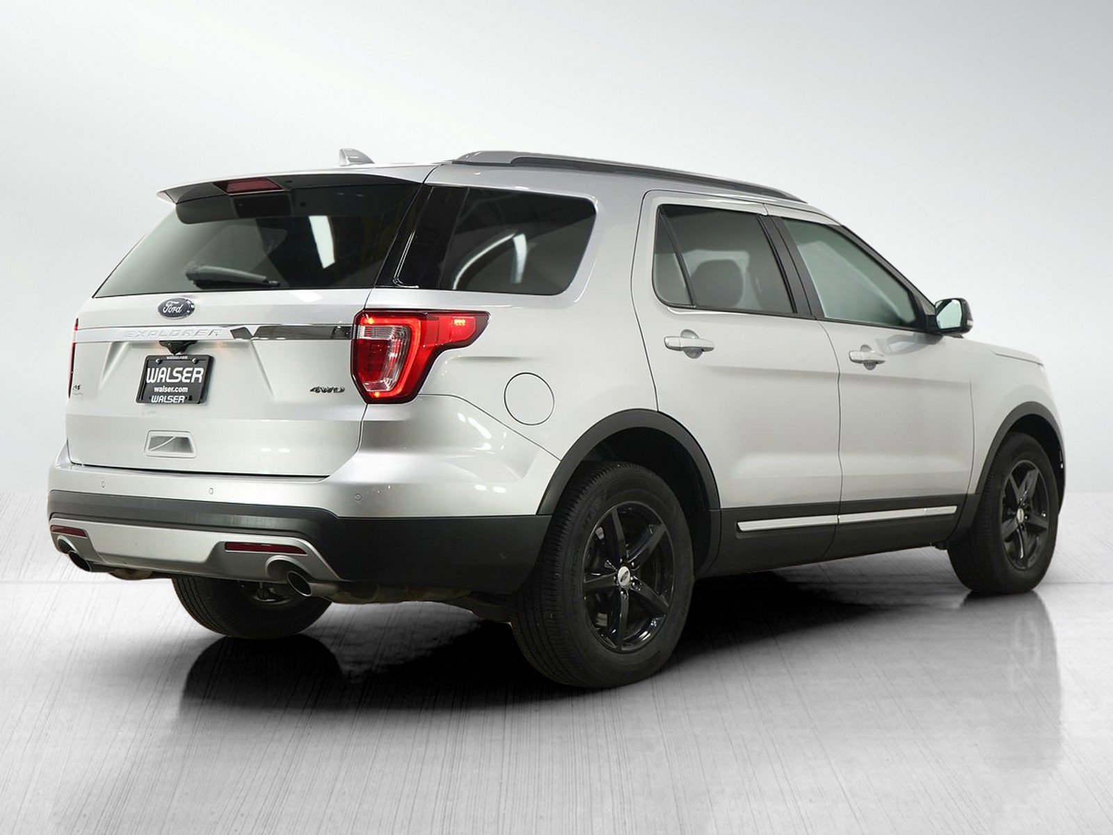 Used 2017 Ford Explorer XLT w/ Equipment Group 202A AWD/4WD image 5
