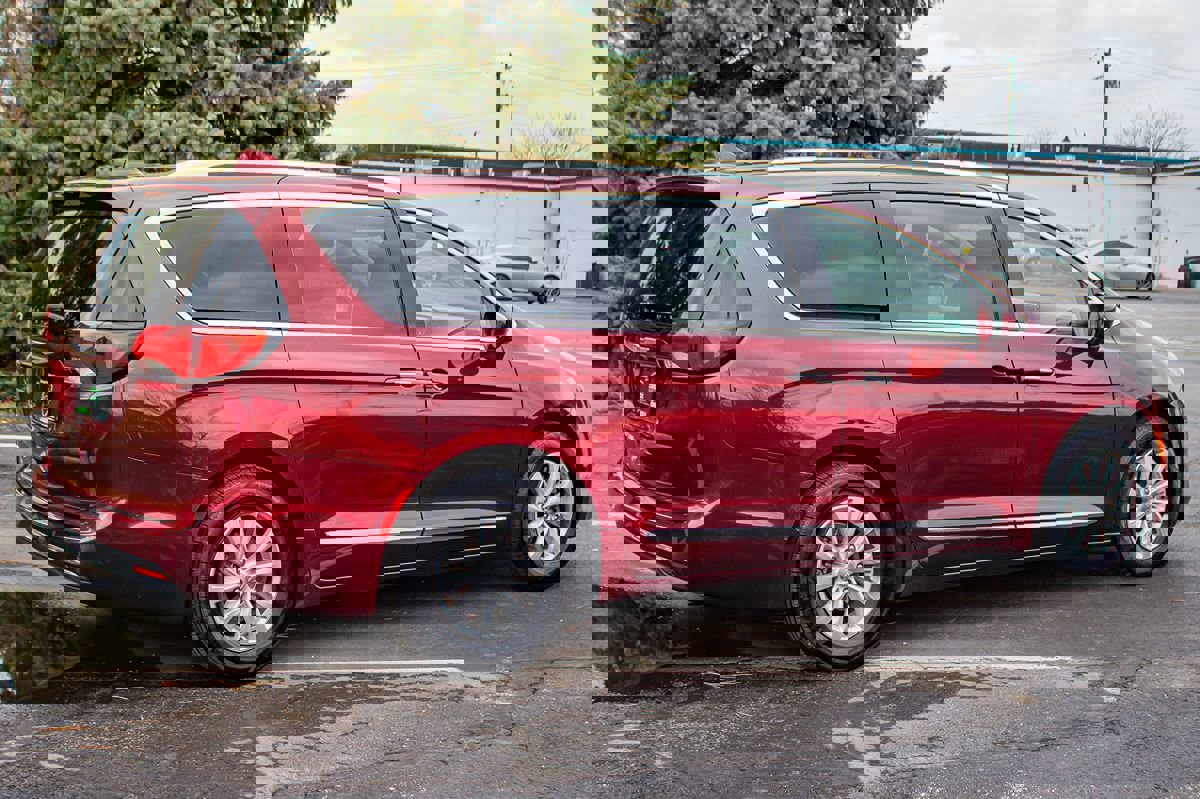 Used 2019 Chrysler Pacifica Touring-L image 10