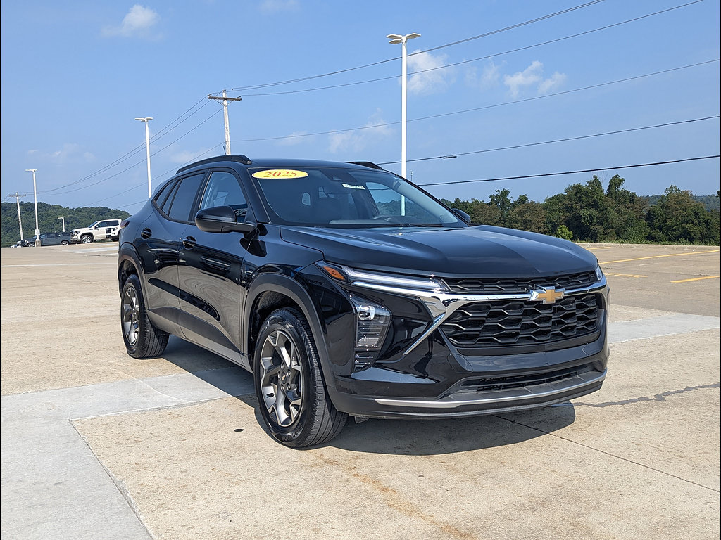 Used 2025 Chevrolet Trax LT FWD image 5