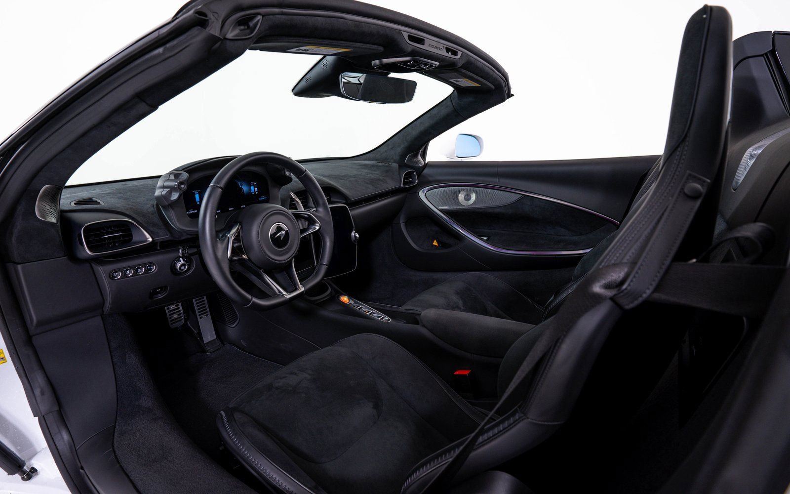 Used 2025 McLaren Artura Spider image 18