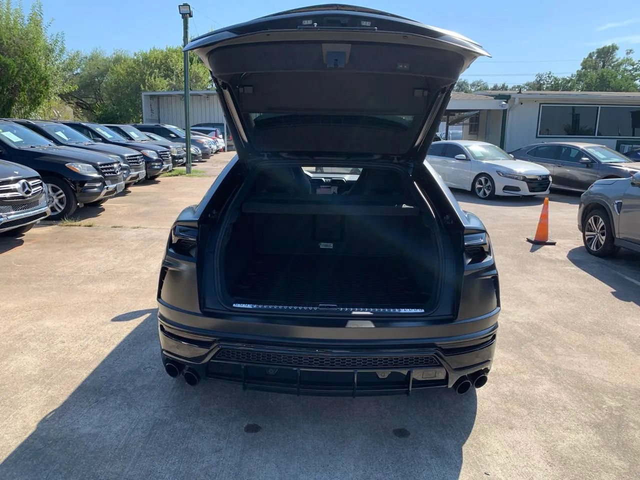 Used 2022 Lamborghini Urus AWD/4WD image 24