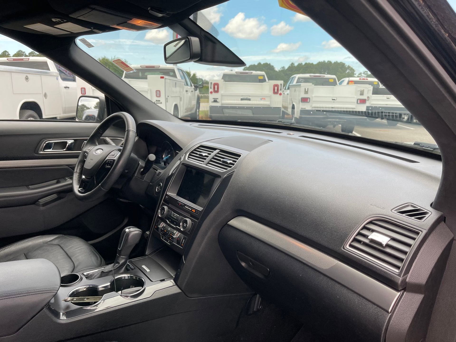 Used 2018 Ford Explorer XLT w/ Equipment Group 202A FWD image 28