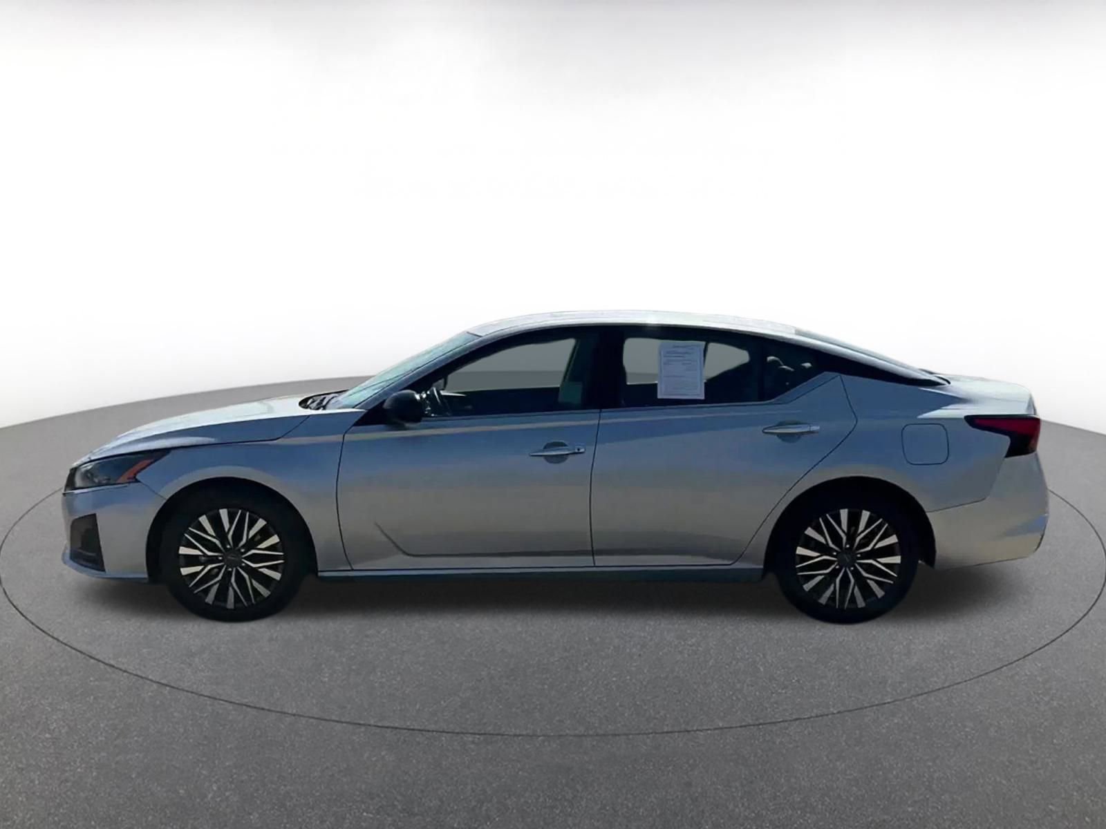 Used 2024 Nissan Altima 2.5 SV image 9