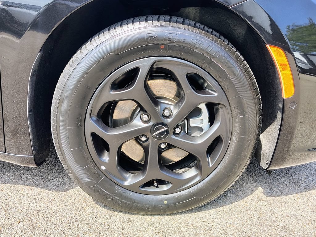 Used 2024 Chrysler Pacifica Premium FWD image 14