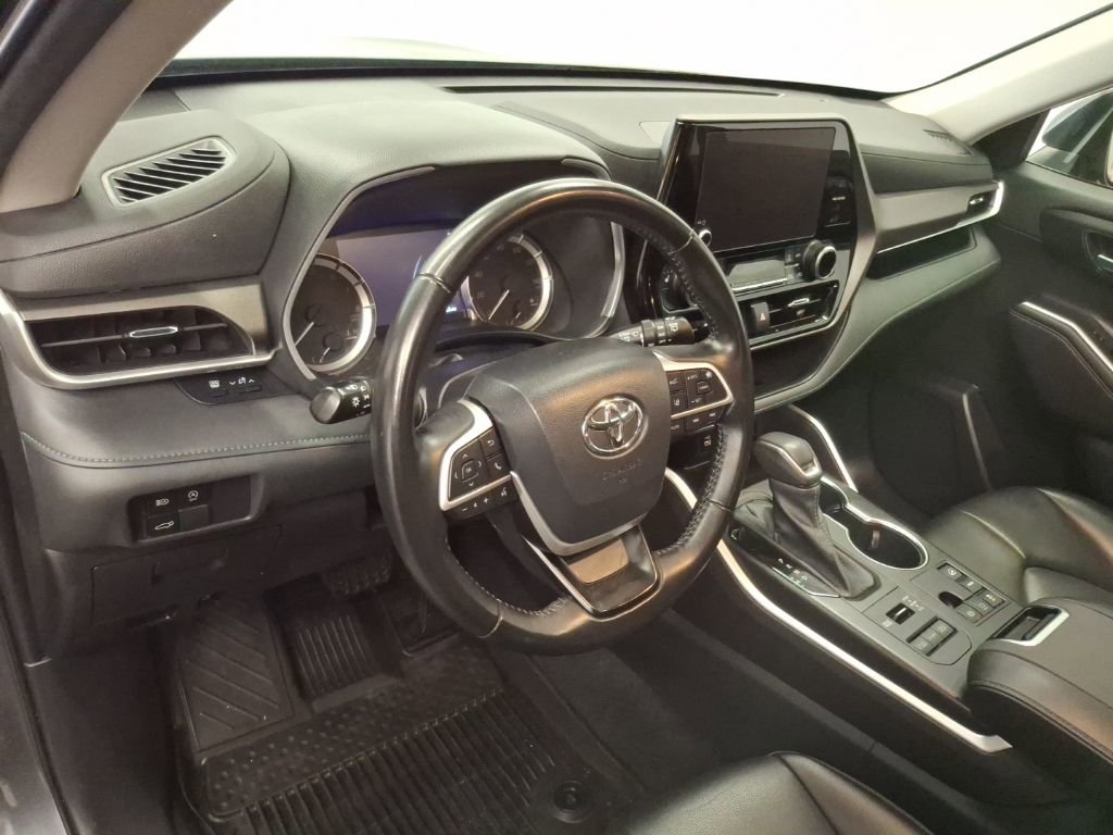 Used 2023 Toyota Highlander XLE image 18