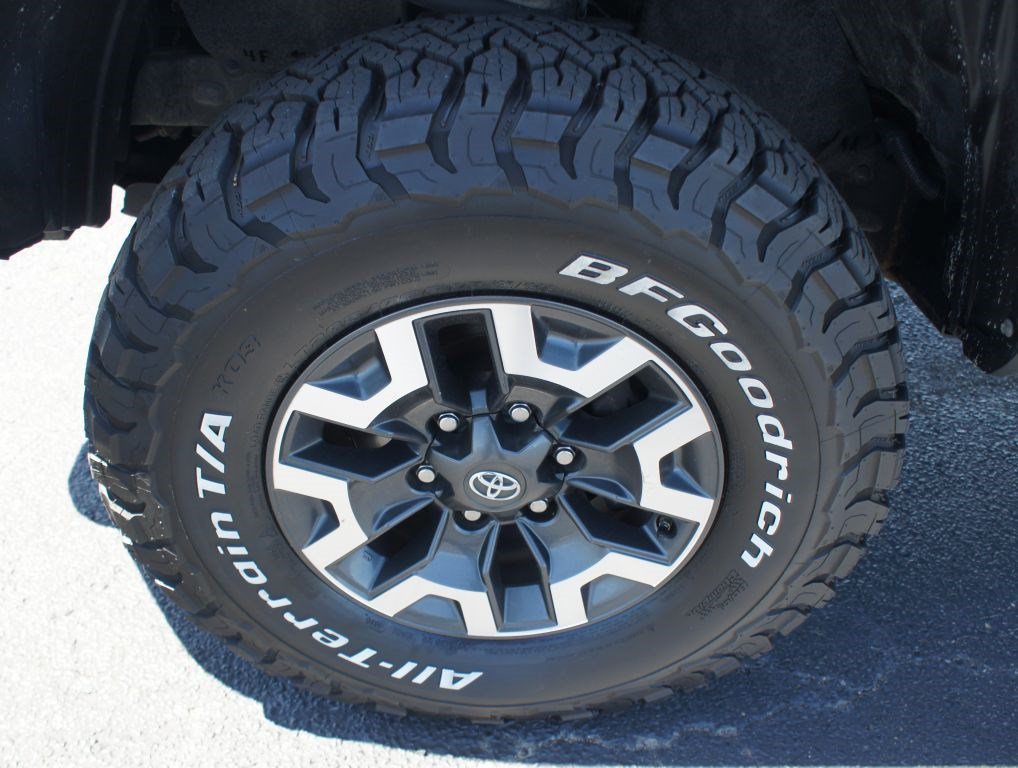 Used 2020 Toyota Tacoma TRD Off-Road w/ Technology Package AWD/4WD image 23