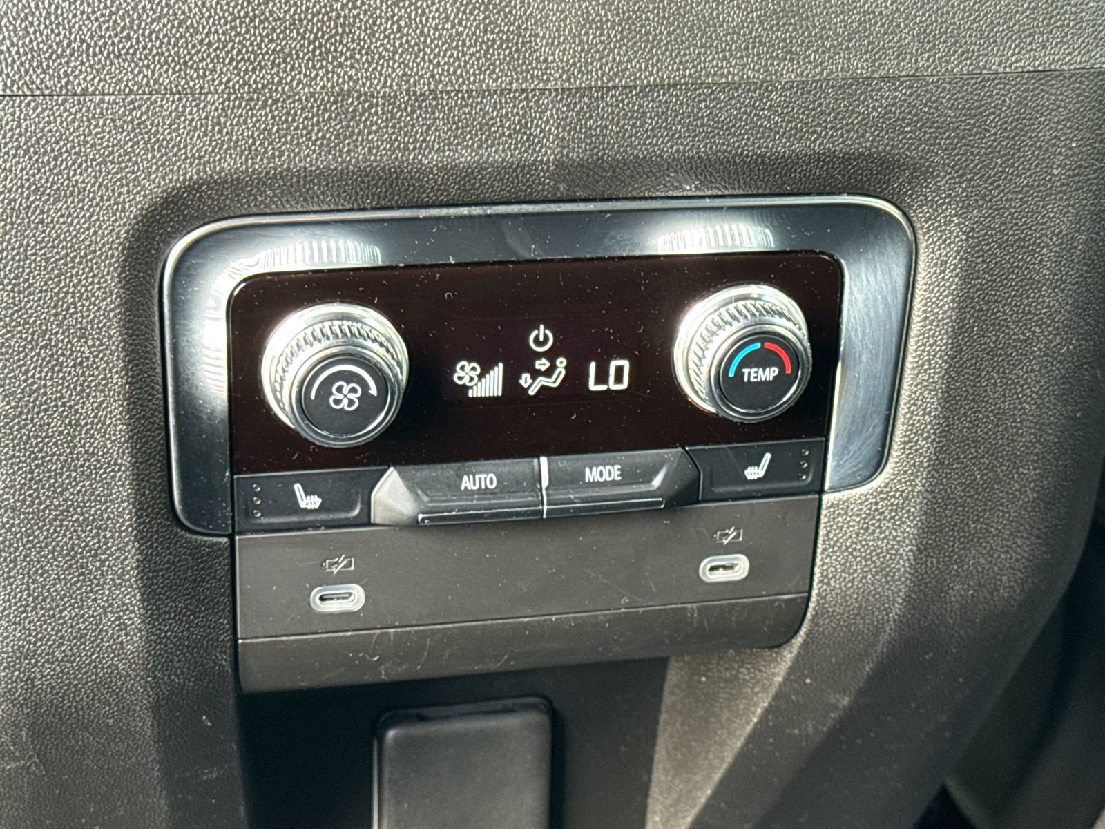 Used 2024 GMC Yukon AT4 AWD/4WD image 26