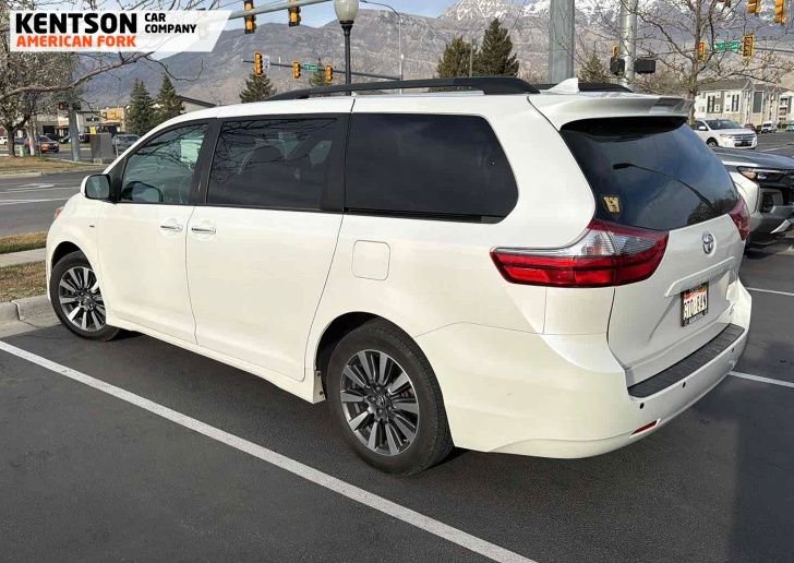 Used 2020 Toyota Sienna XLE AWD/4WD image 3