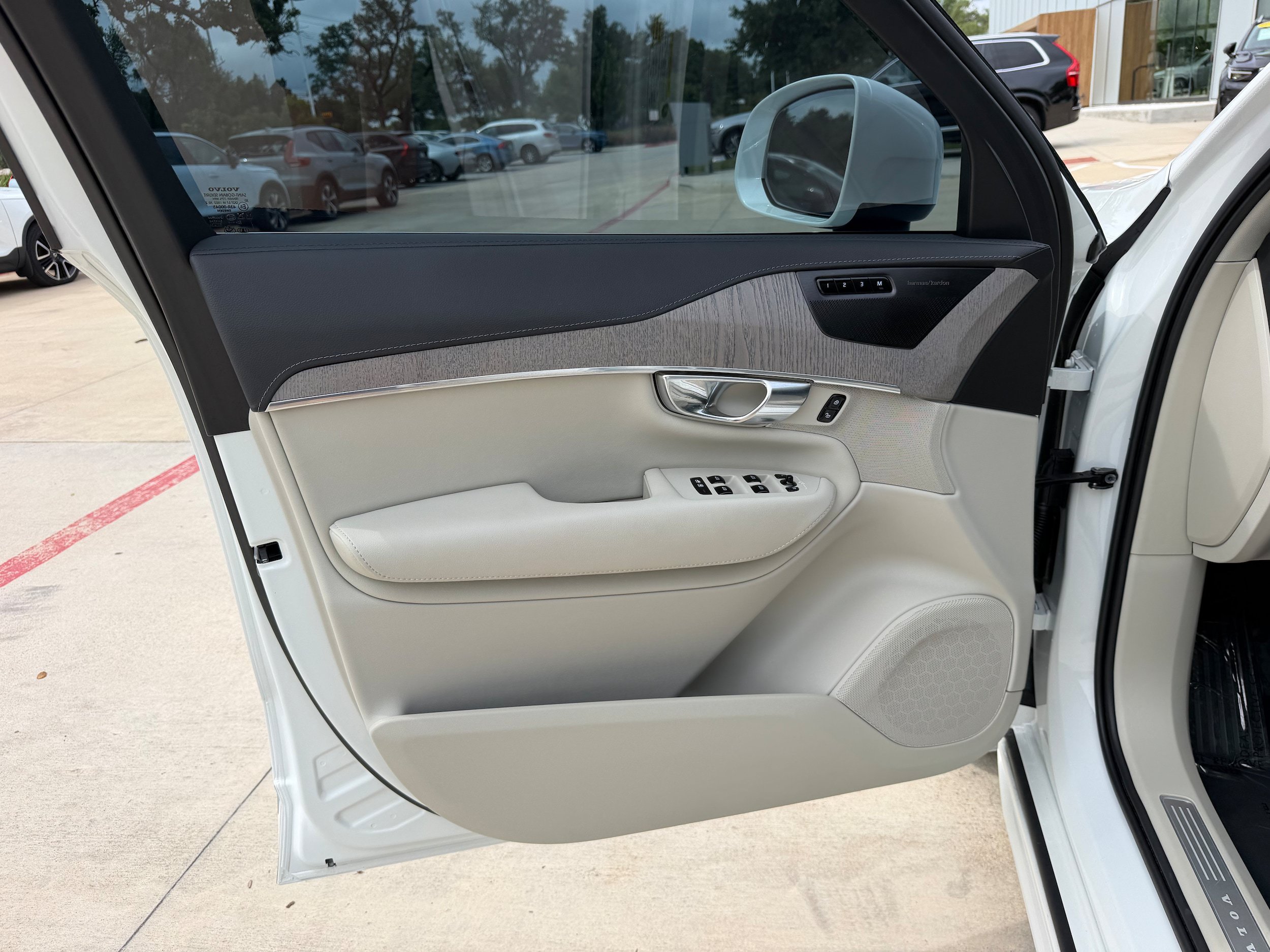 Certified 2025 Volvo XC90 T8 Ultra w/ Protection Package Premier AWD/4WD image 23
