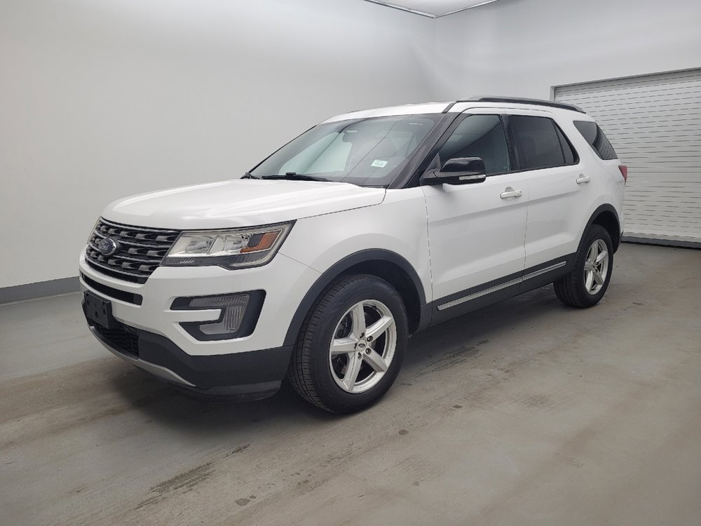 Used 2017 Ford Explorer XLT image 2