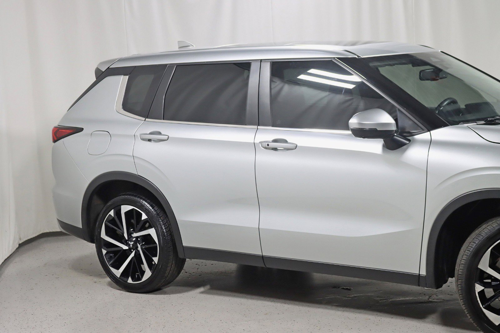 Used 2022 Mitsubishi Outlander SE image 3