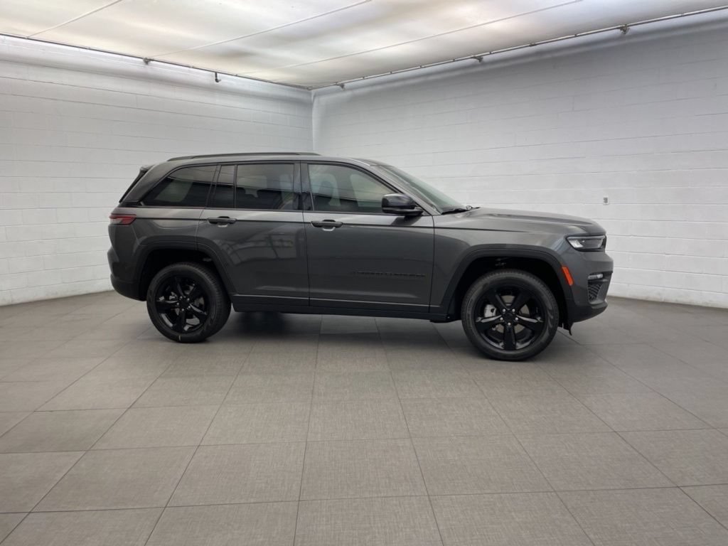 New 2025 Jeep Grand Cherokee Limited w/ Luxury Tech Group II RWD image 2