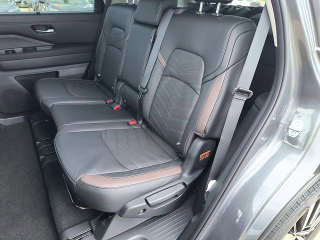 New 2025 Nissan Pathfinder Platinum image 17
