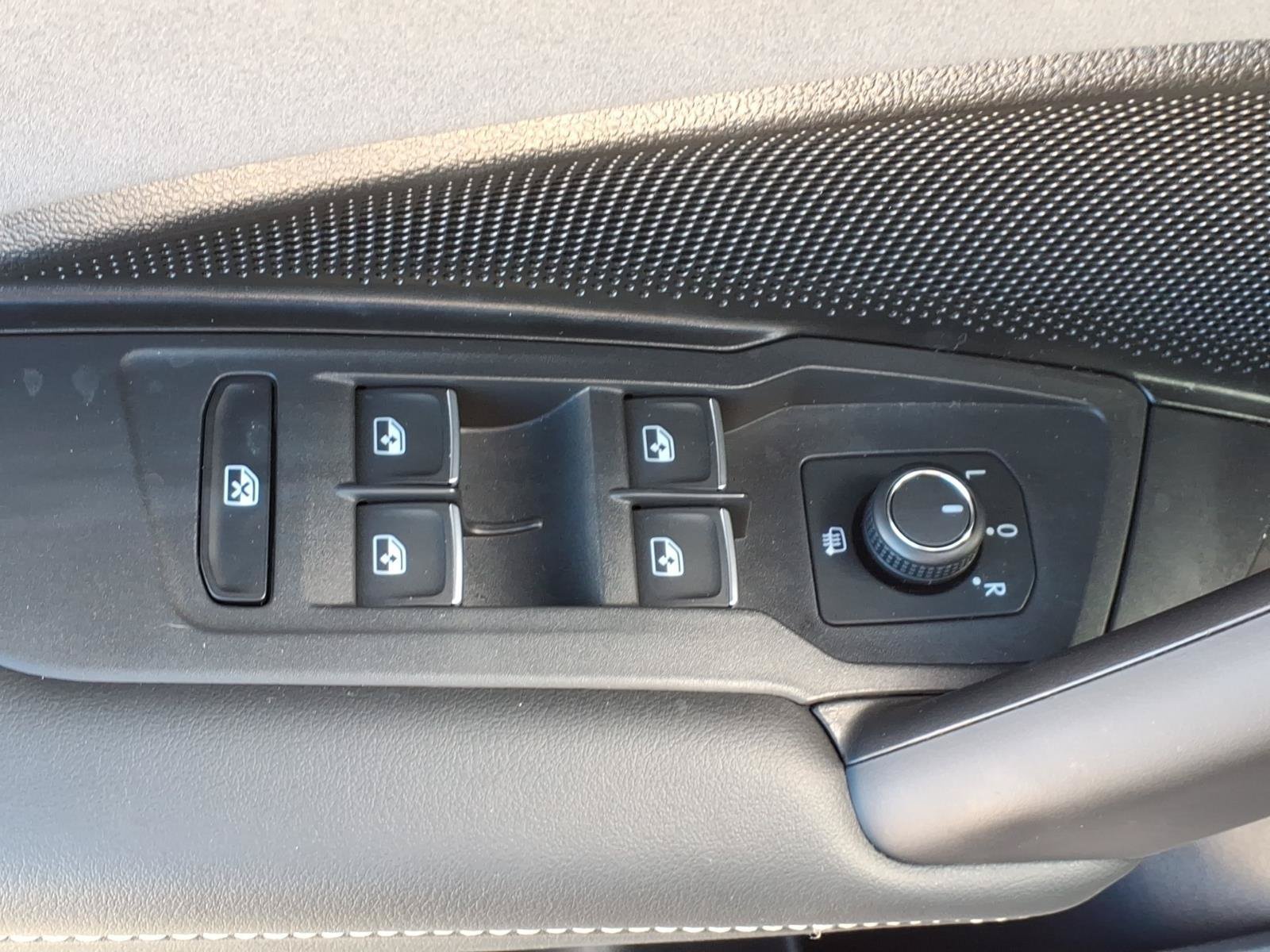 Used 2026 Volkswagen Tiguan SE R-Line FWD image 16