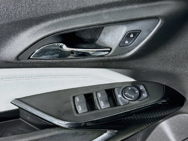 Used 2025 Chevrolet Trax LT w/ LT Convenience Package FWD image 17