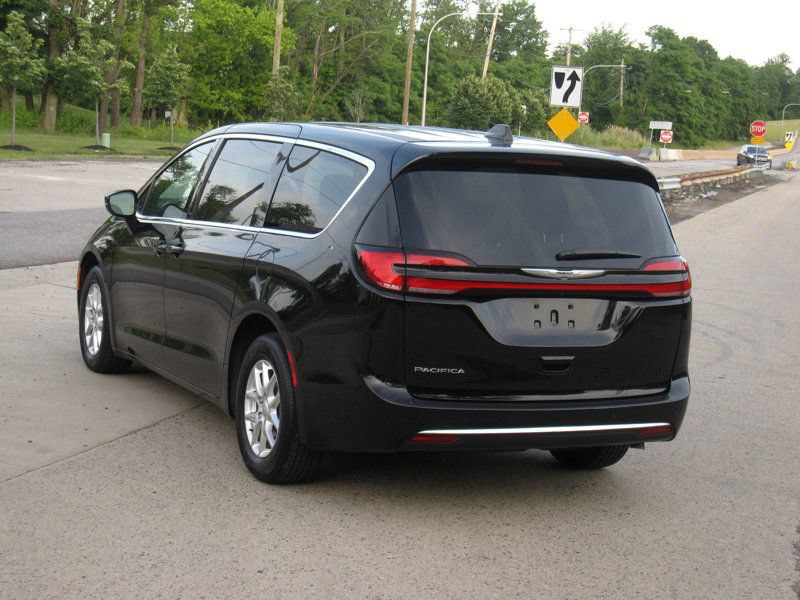 Used 2025 Chrysler Pacifica Select FWD image 12