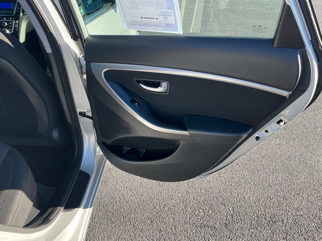 Used 2017 Hyundai Elantra GT FWD image 29