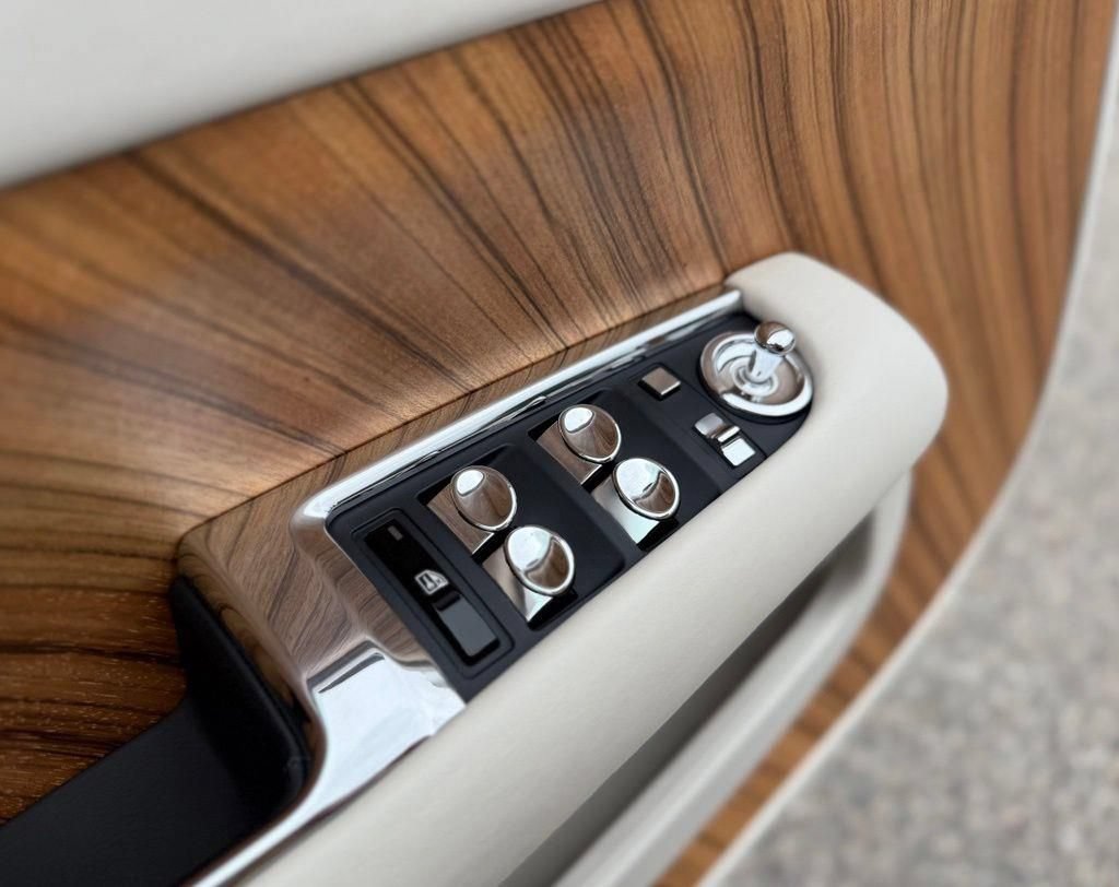 Used 2015 Rolls-Royce Wraith RWD image 20