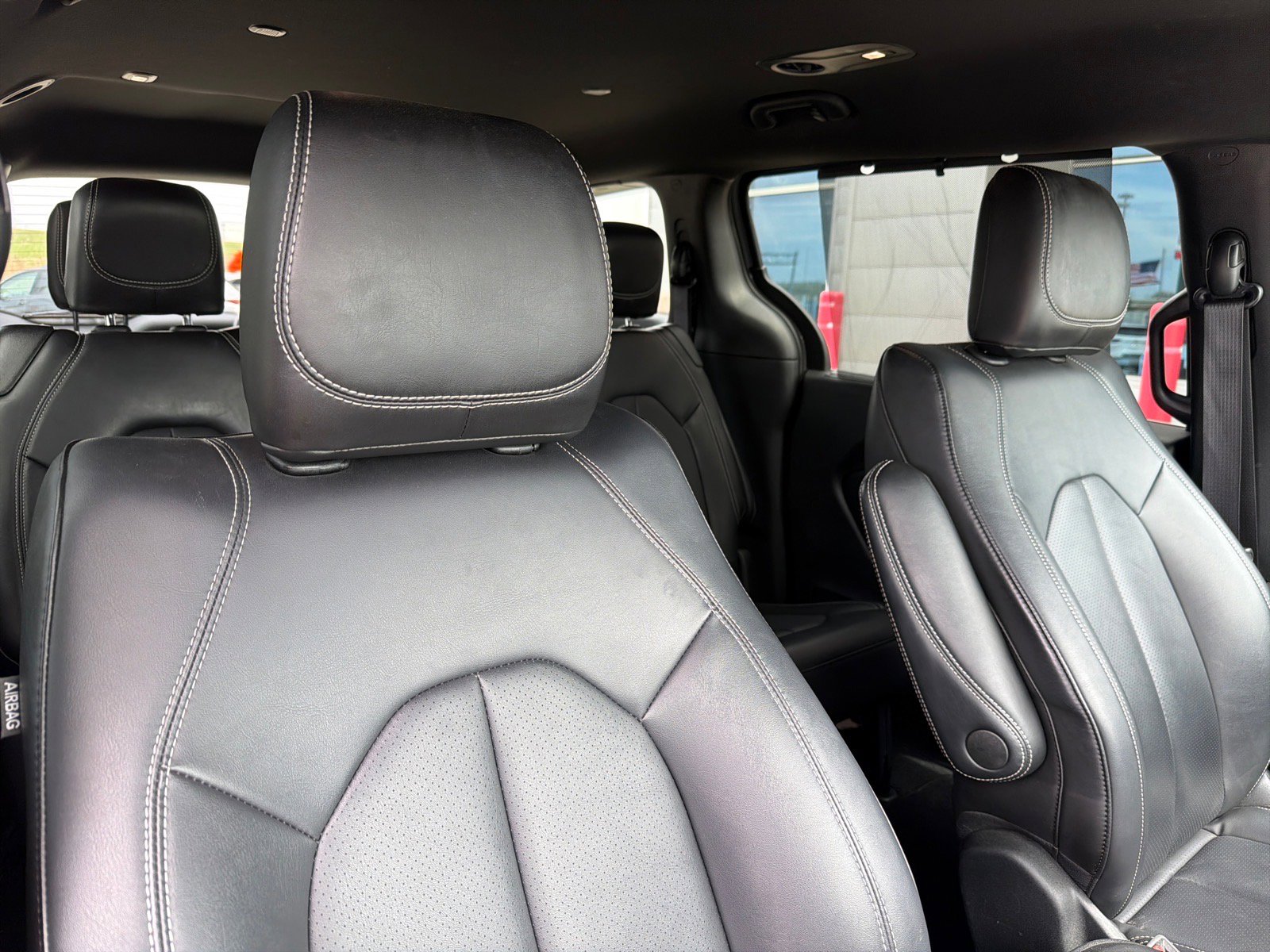 Used 2025 Chrysler Pacifica Select FWD image 34