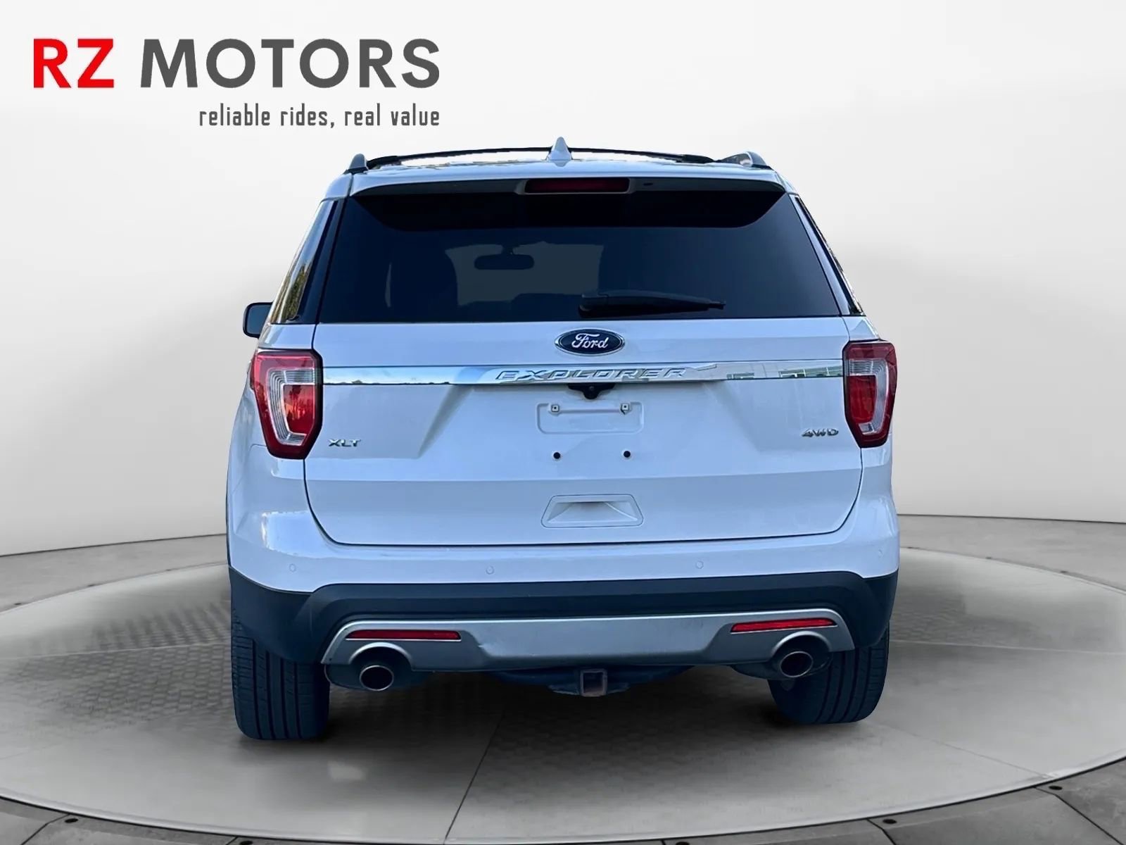 Used 2017 Ford Explorer XLT w/ Equipment Group 202A image 4