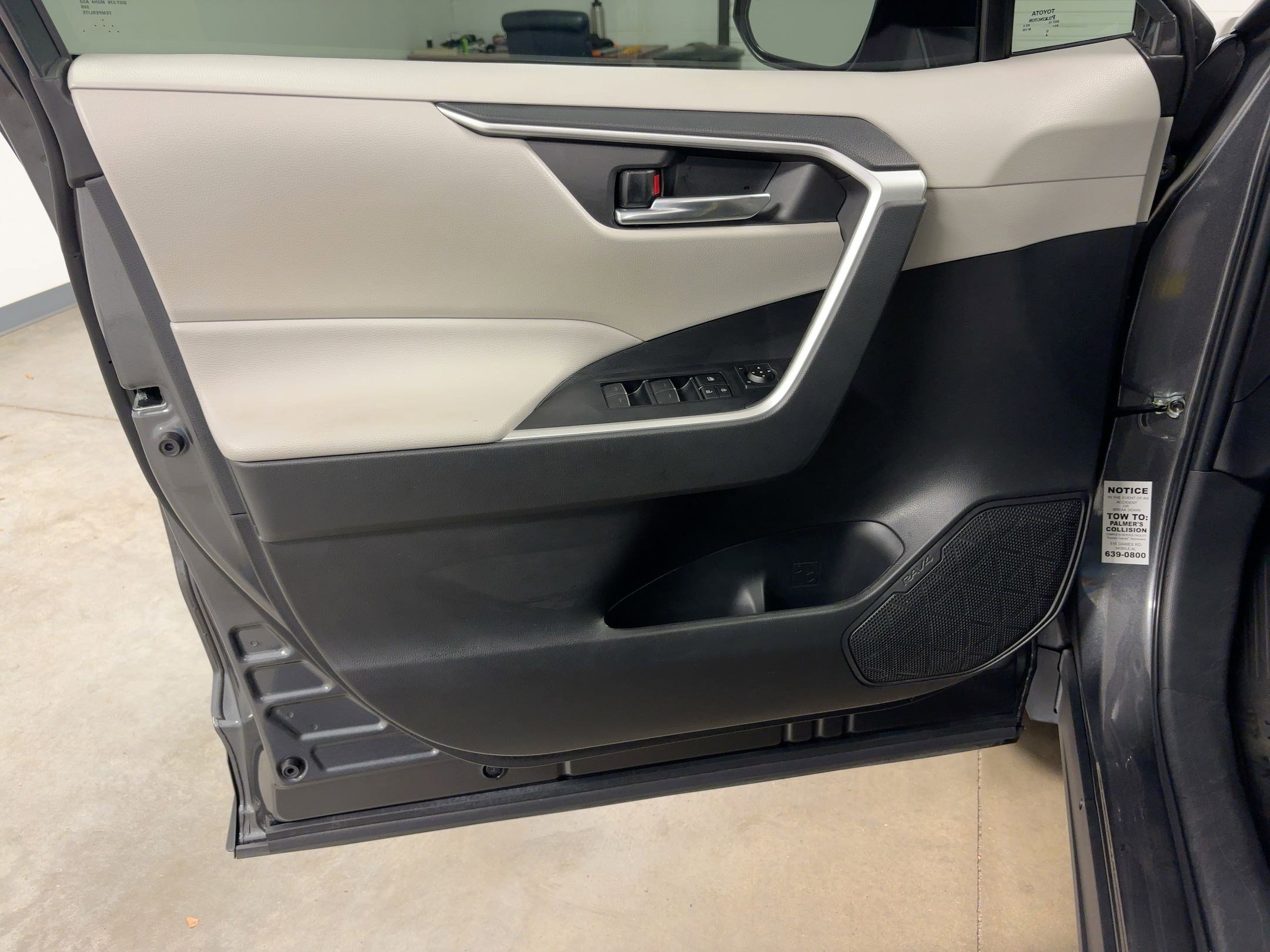 Used 2022 Toyota RAV4 XLE Premium image 13