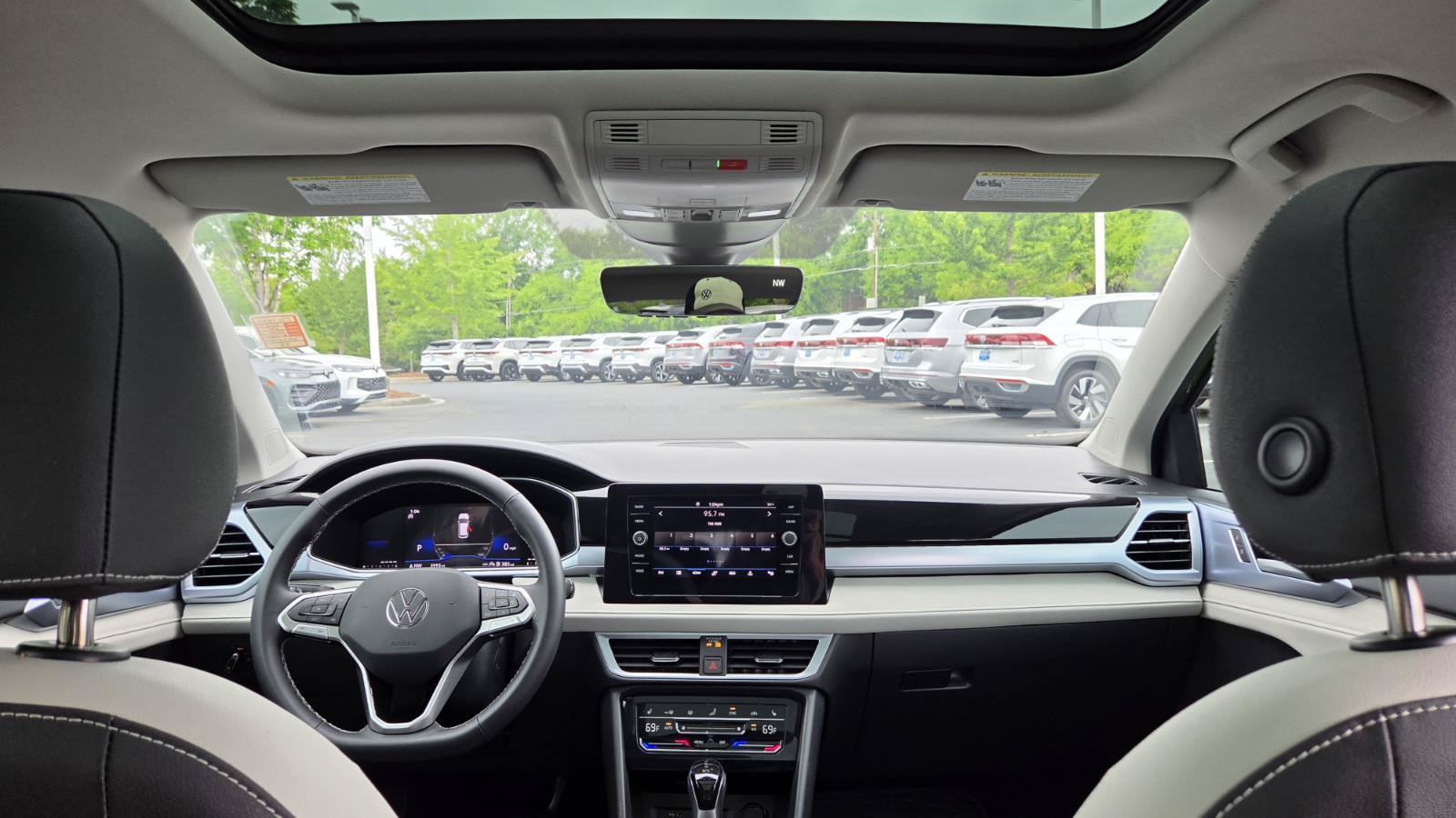 Certified 2025 Volkswagen Taos SE w/ Panoramic Sunroof Package FWD image 53