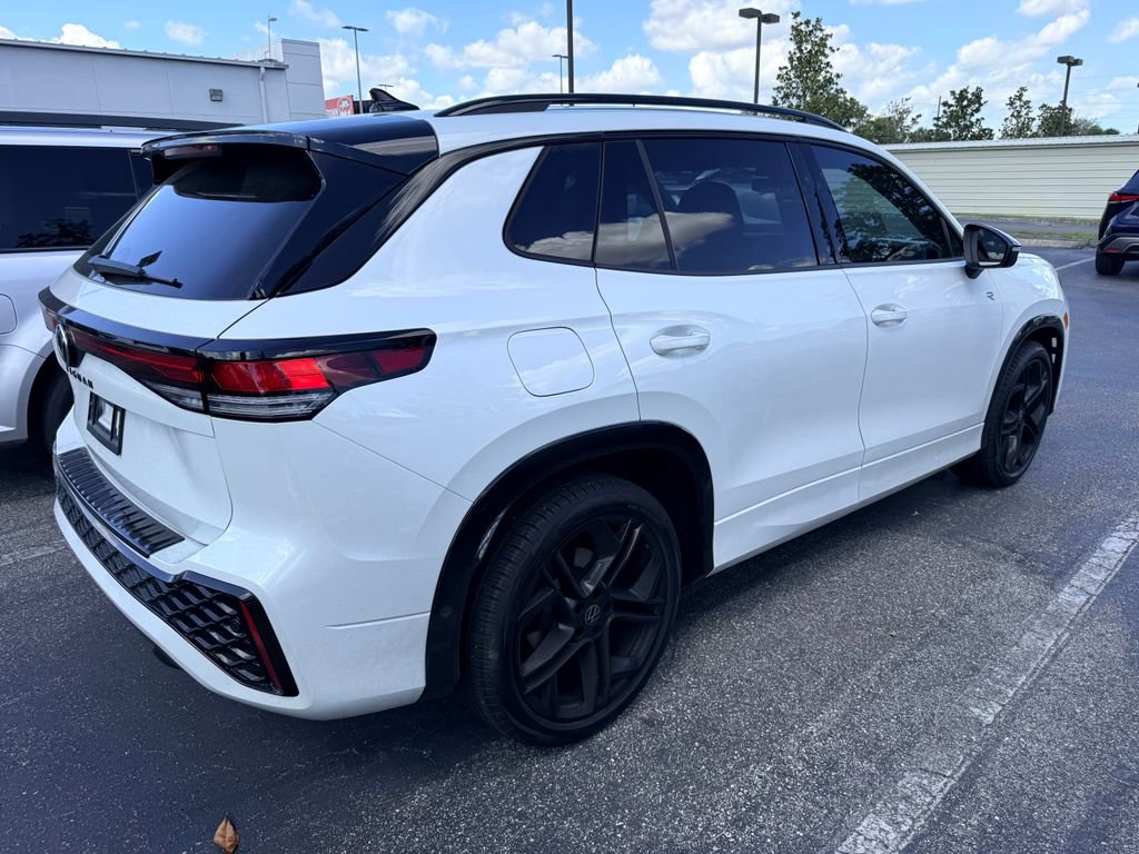 Used 2025 Volkswagen Tiguan SE R-Line image 3