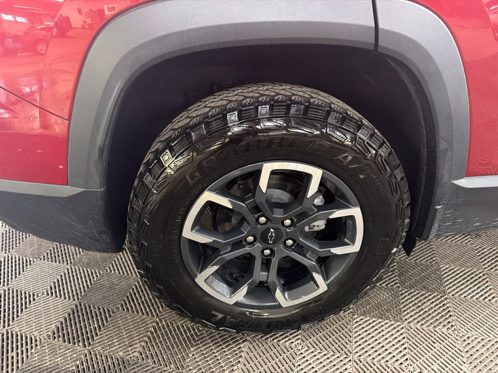 Used 2025 Chevrolet Equinox ACTIV w/ Safety and Technology Package AWD/4WD image 13