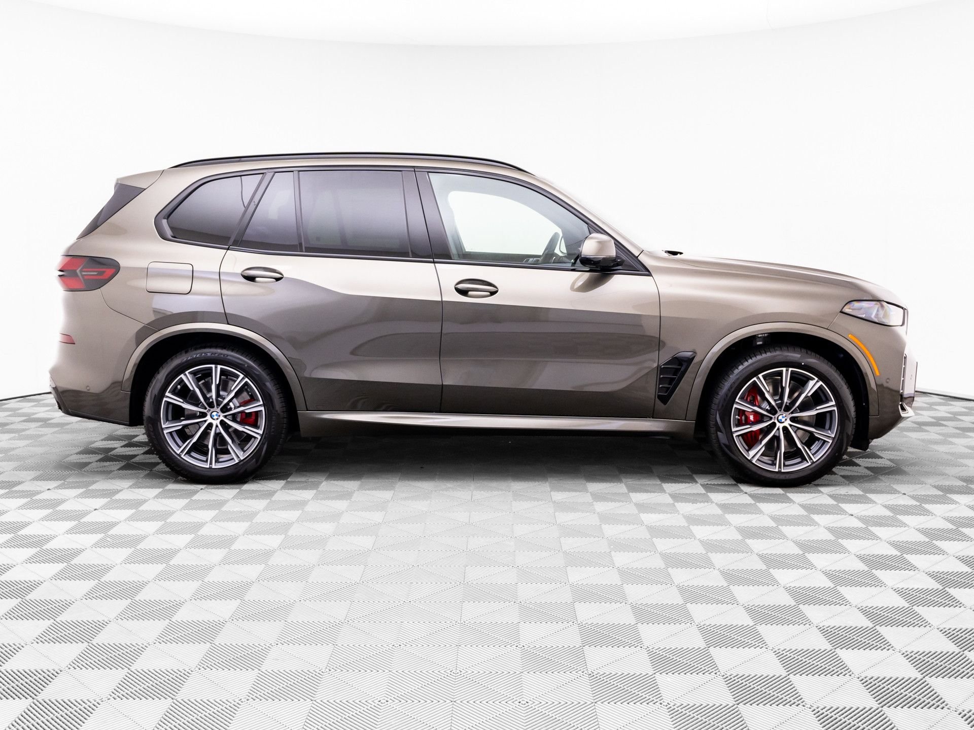New 2026 BMW X5 xDrive50e w/ M Sport Package AWD/4WD image 7