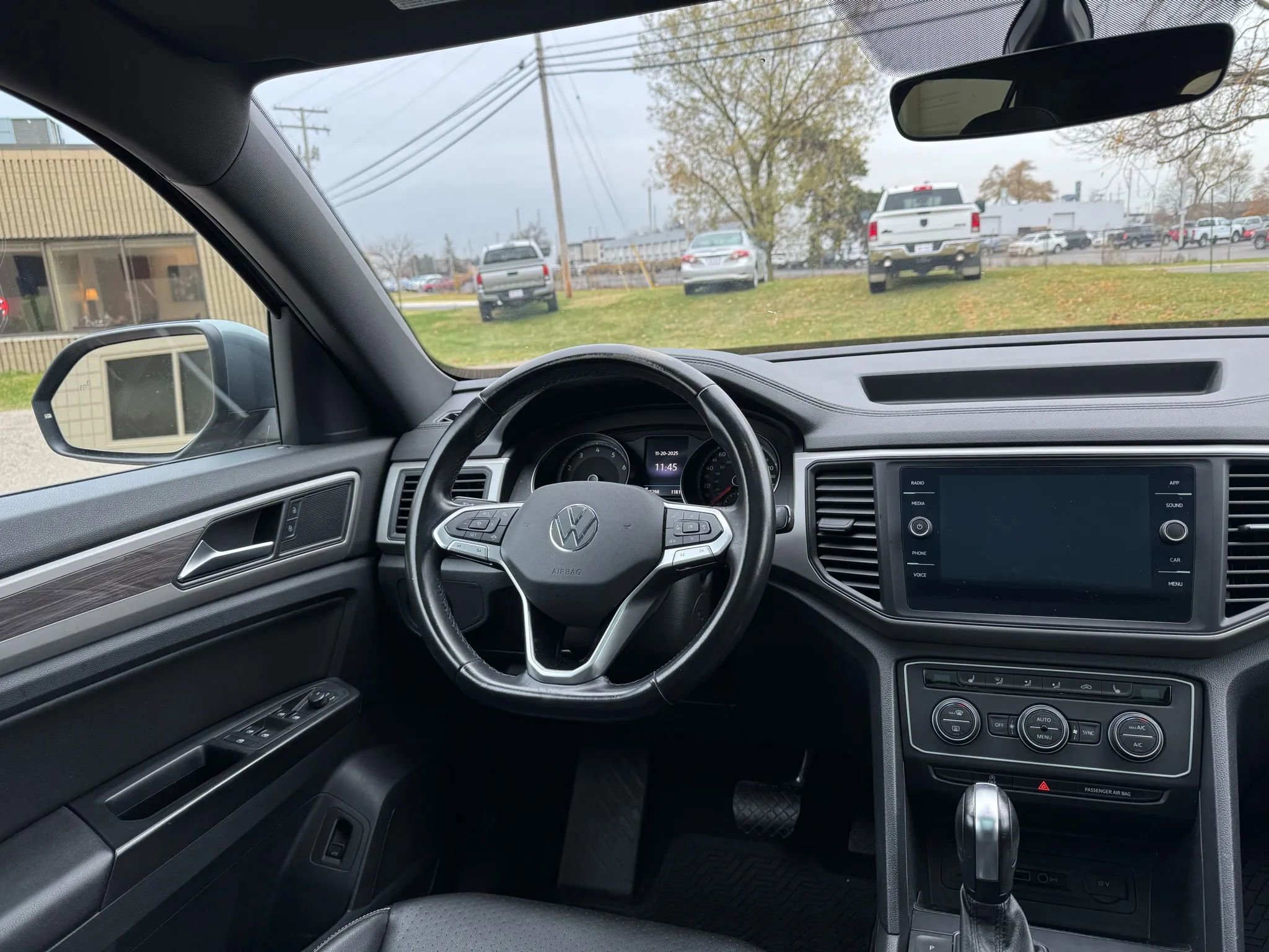 Used 2020 Volkswagen Atlas Cross Sport SE w/ Panoramic Sunroof Package image 15